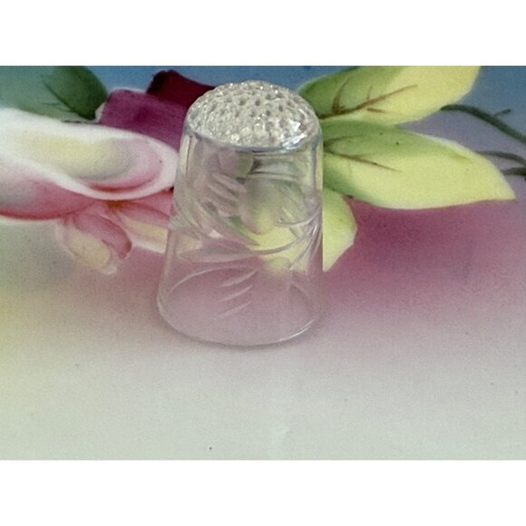 Vintage 40's lot Clear Etched Glass Thimbles Floral Leaves Berries - Picture 4 of 12